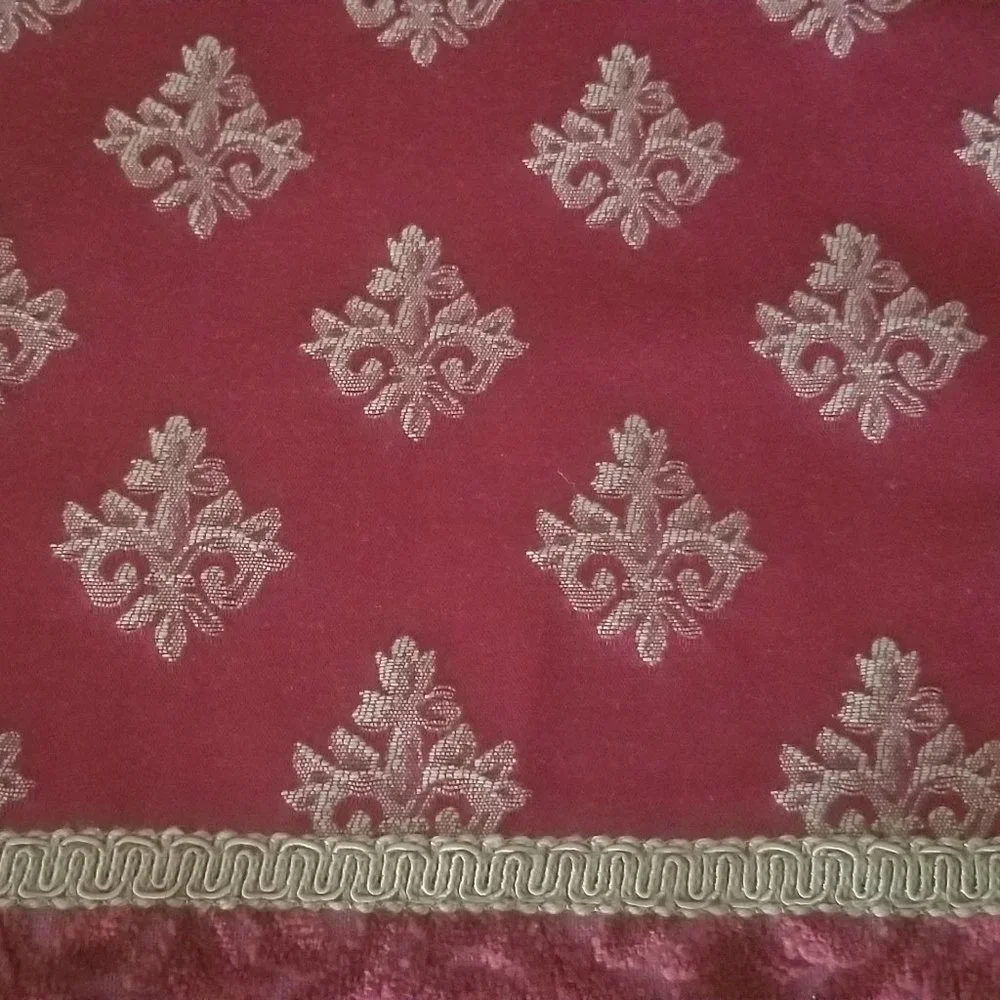 RARE AUSTIN HORN CHRISTMAS HOLIDAY RED & GOLD TABLE RUNNER CENTERPIECE TASSEL